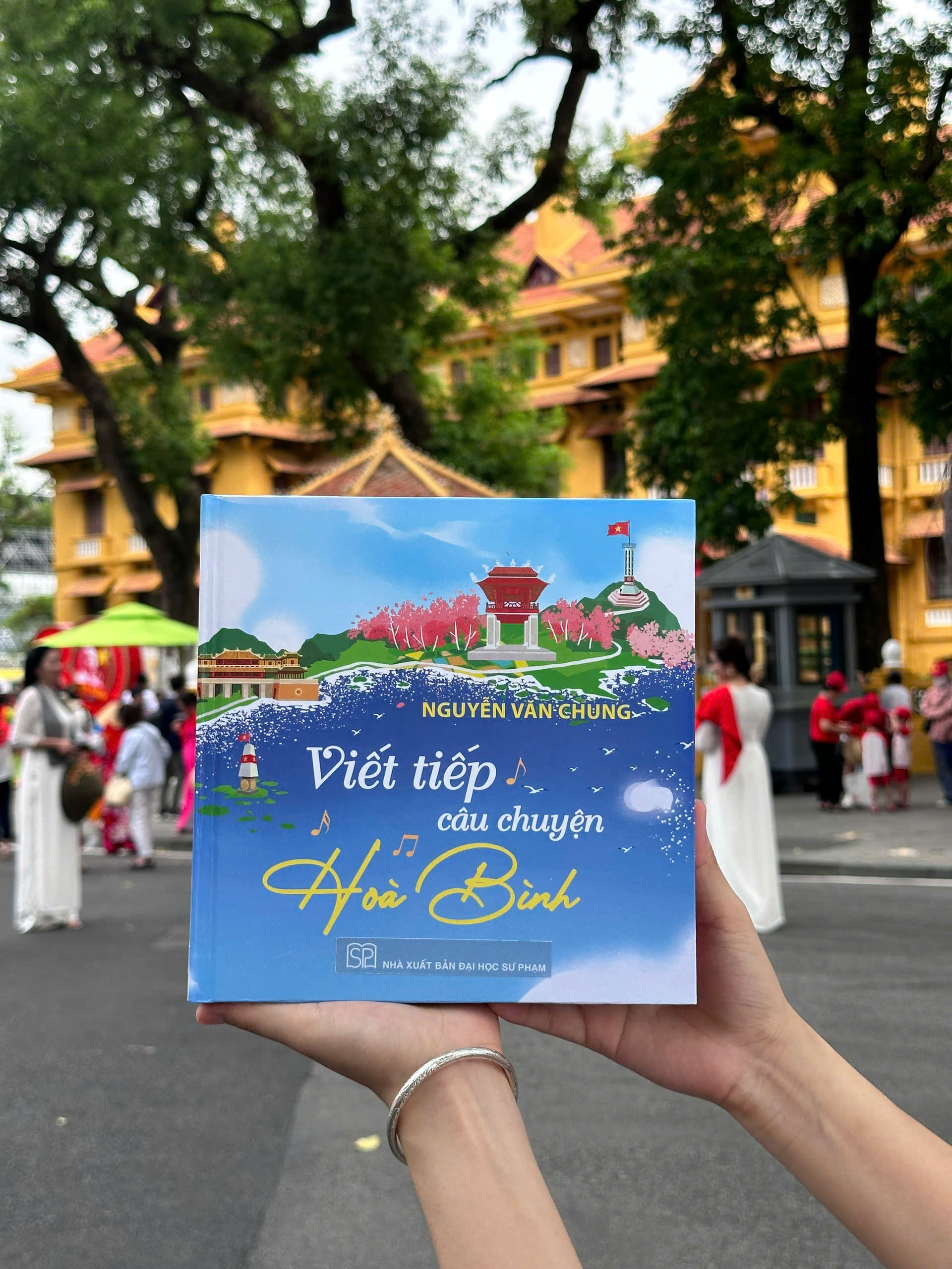 Viet Tiep Cau Chuyen Hoa Binh - Bia Cung - Tang Kem Postcard Kem Chu Ky Tac Gia