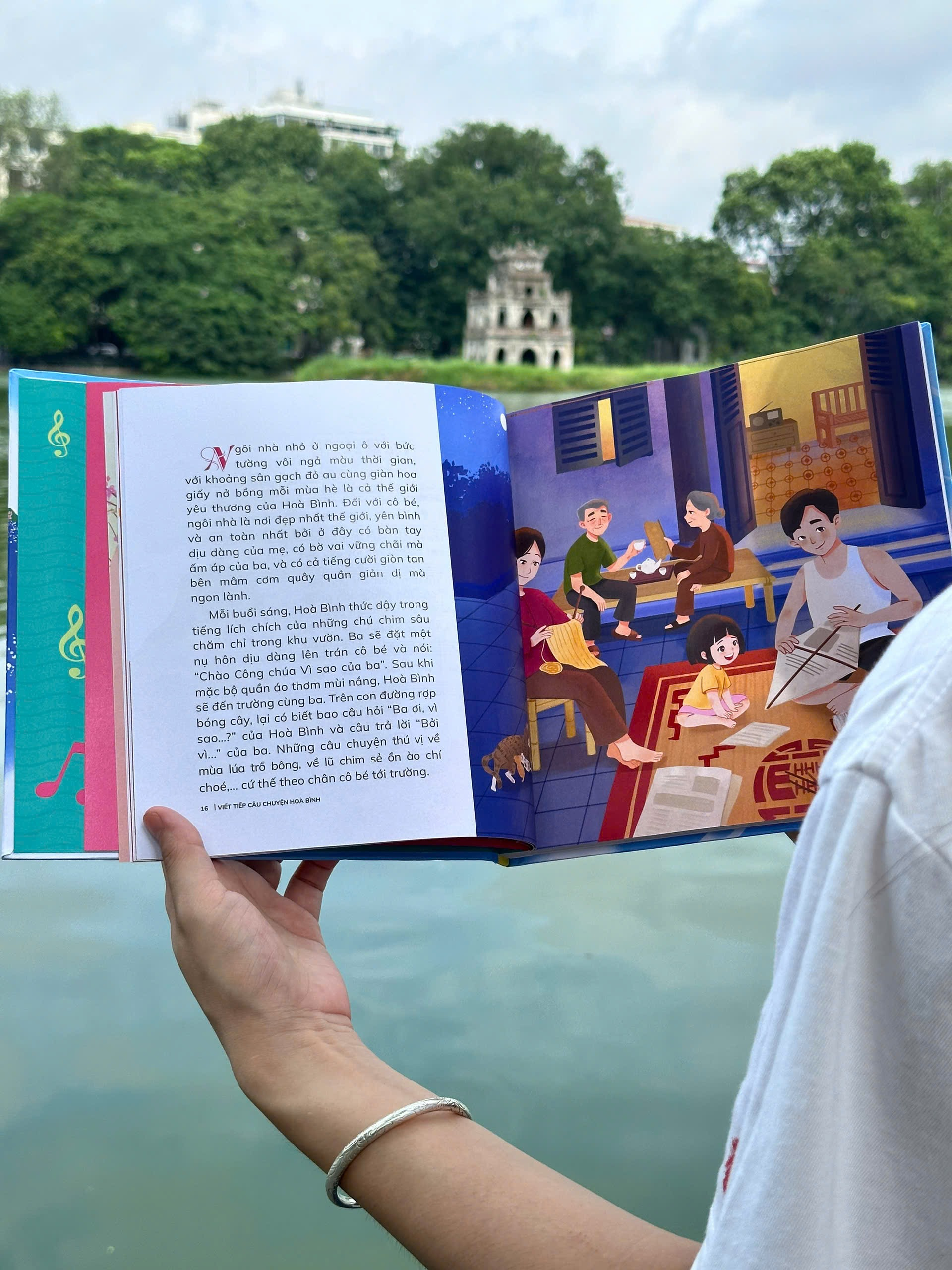 Viet Tiep Cau Chuyen Hoa Binh - Bia Cung - Tang Kem Postcard Kem Chu Ky Tac Gia