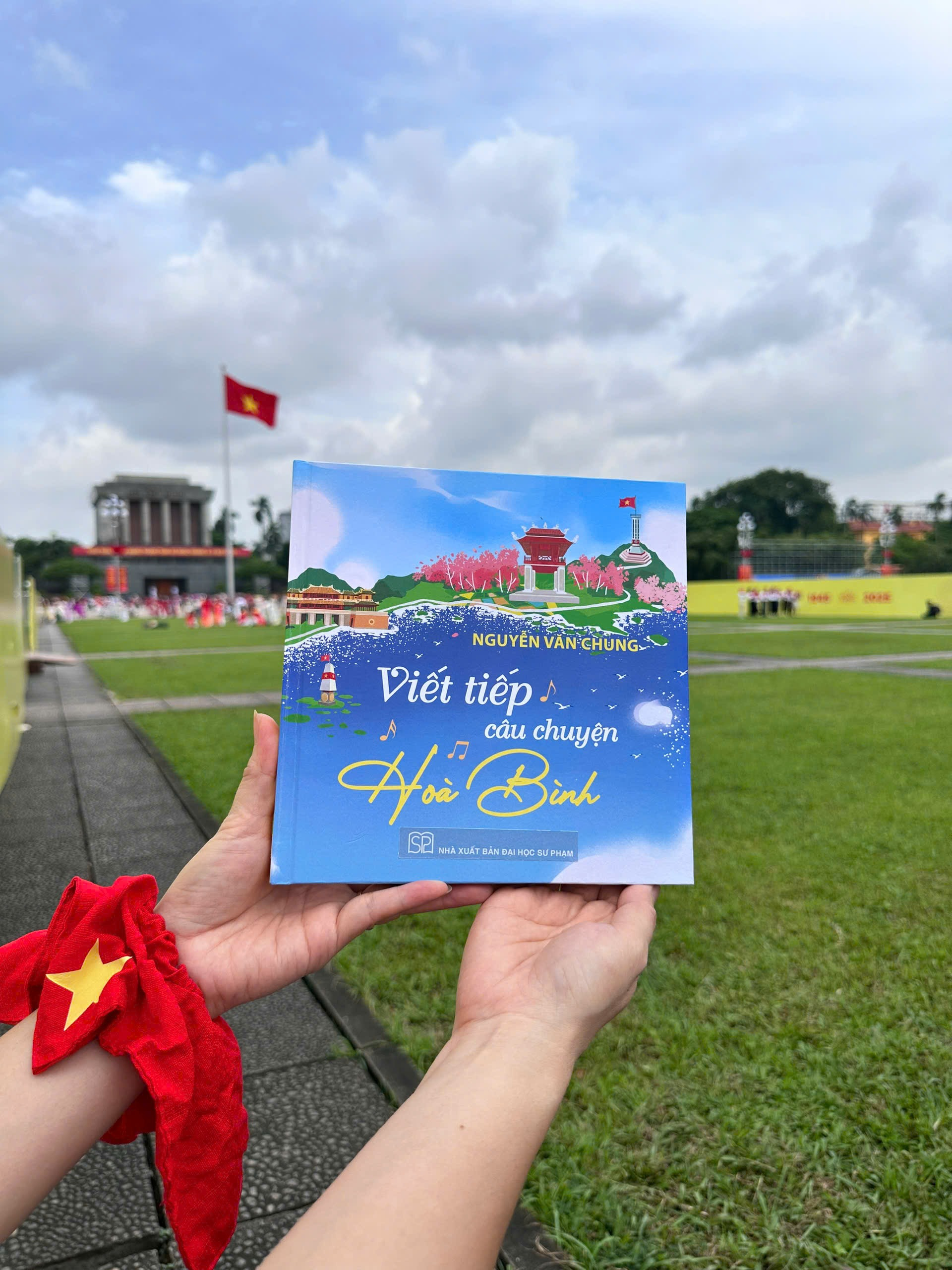 Viet Tiep Cau Chuyen Hoa Binh - Bia Cung - Tang Kem Postcard Kem Chu Ky Tac Gia