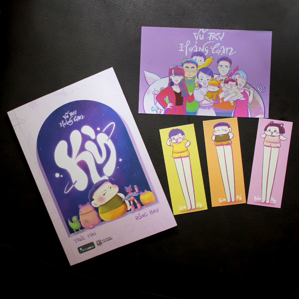vũ trụ hoảng loạn - kỳ - tặng kèm 1 postcard 2 mặt + 3 bookmark 2 mặt bồi cứng