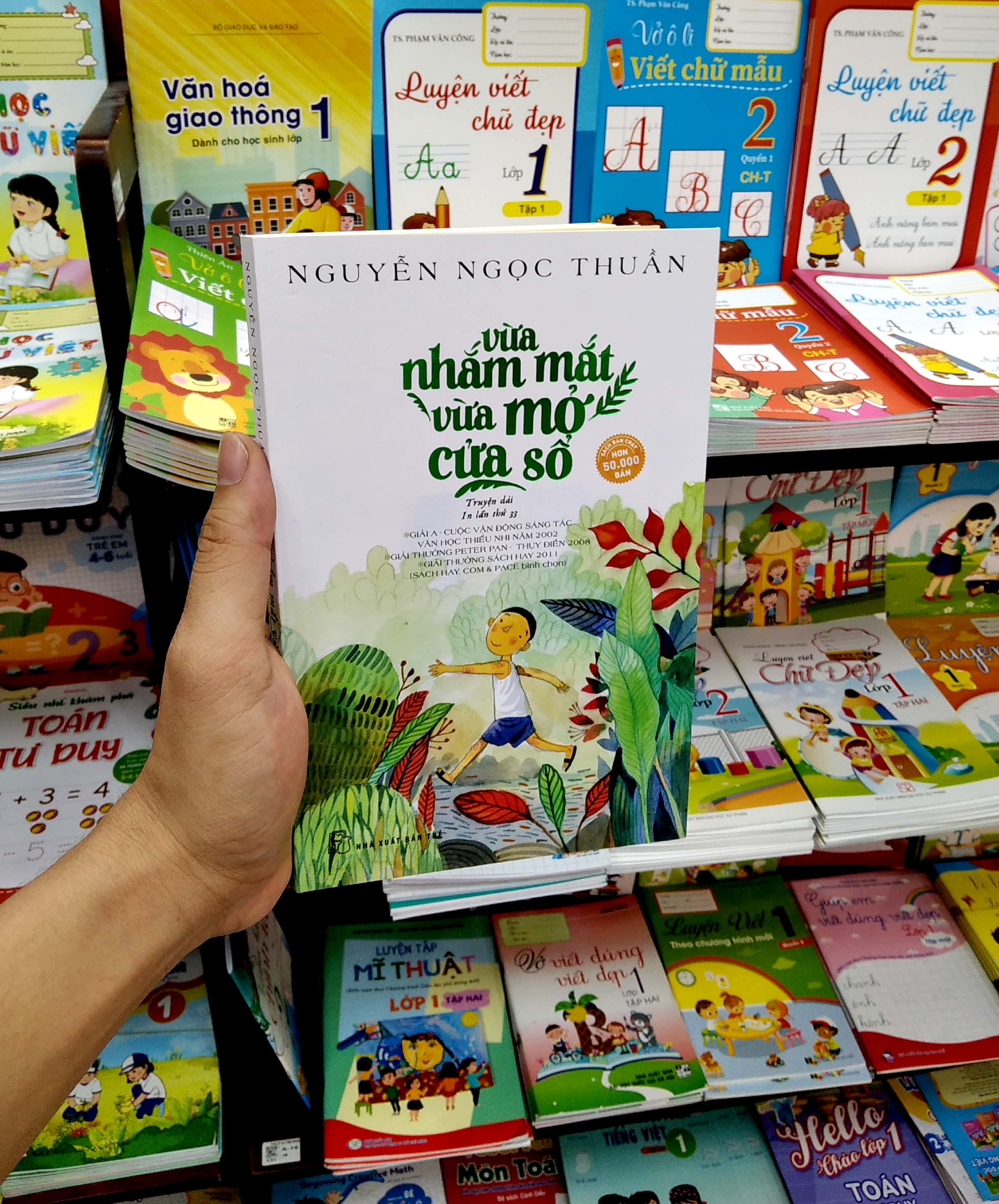 vừa nhắm mắt vừa mở cửa số (tái bản 2022)