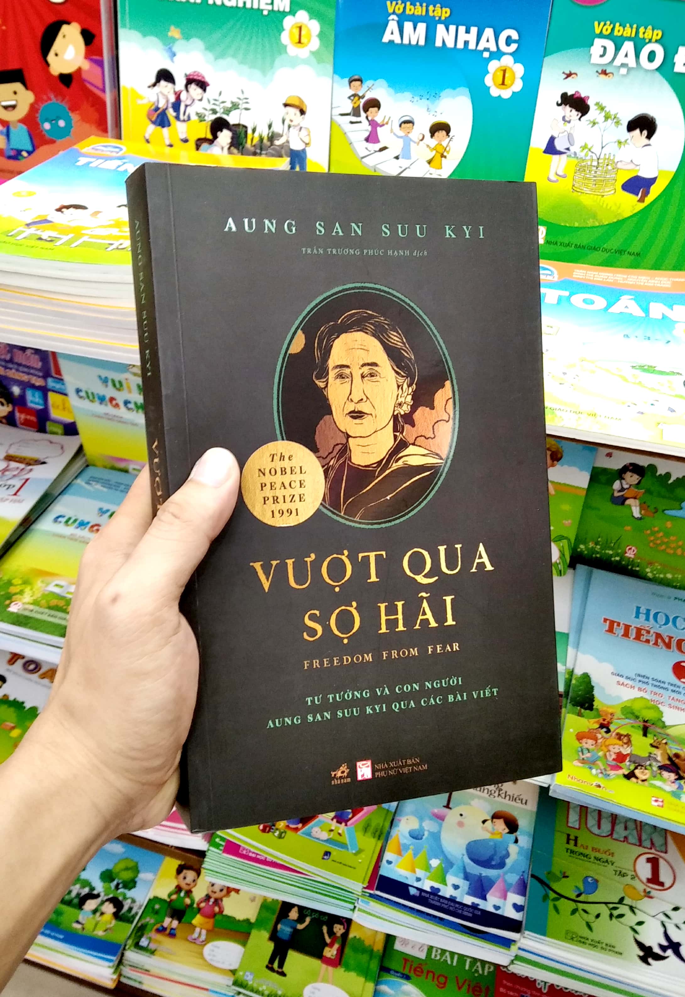 vượt qua sợ hãi - tư tưởng và con người aung san suu kyi qua các bài viết