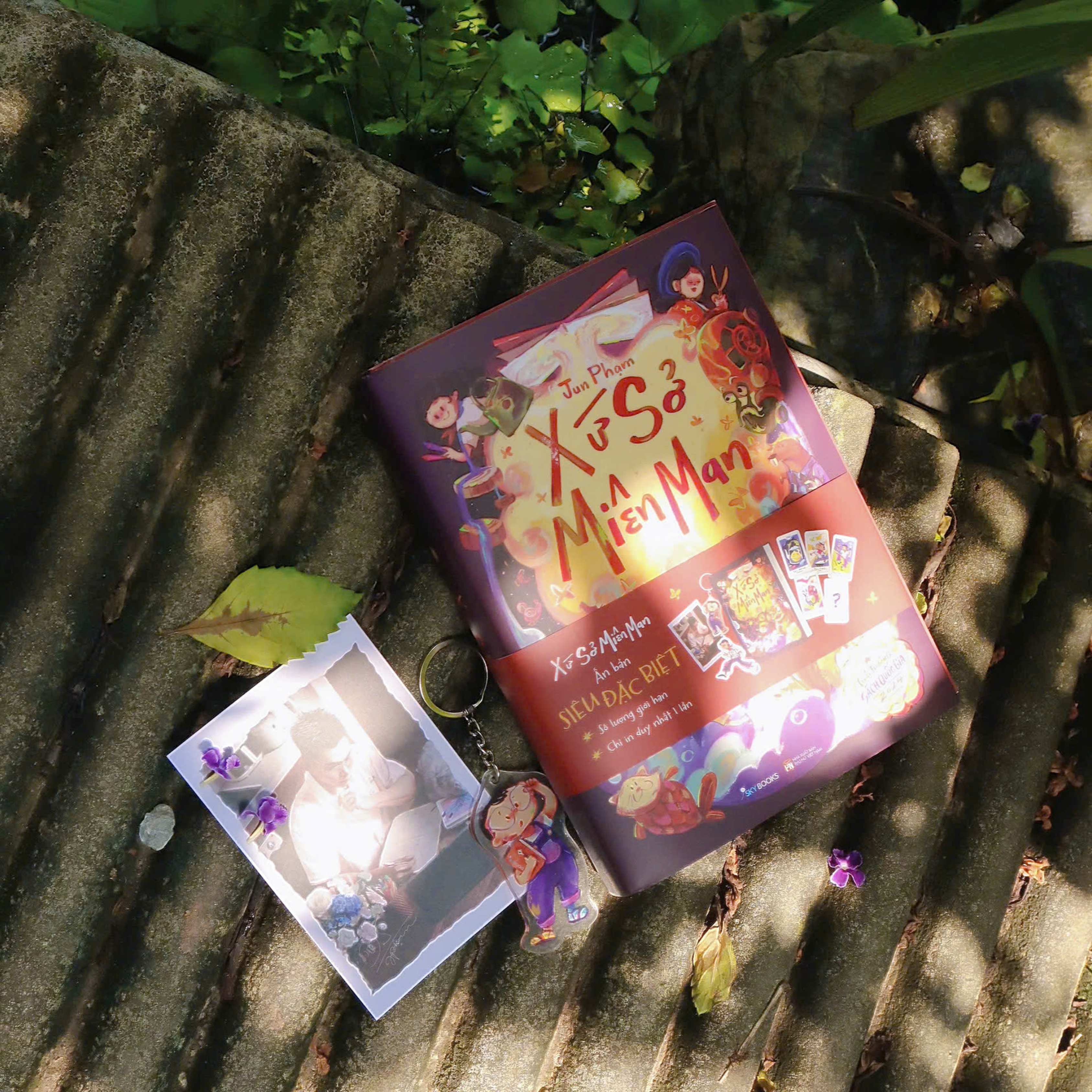 Xu So Mien Man - Ban Sieu Dac Biet - Tang Kem 1 Bookmark + 1 Postcard Hinh Tac Gia + 1 Moc Khoa Nhua Nhan Vat + 4 The Bai Tarot + 1 The Bai Tarot Limited Ngau Nhien + 1 Dai Sach - Doc Quyen Fahasa