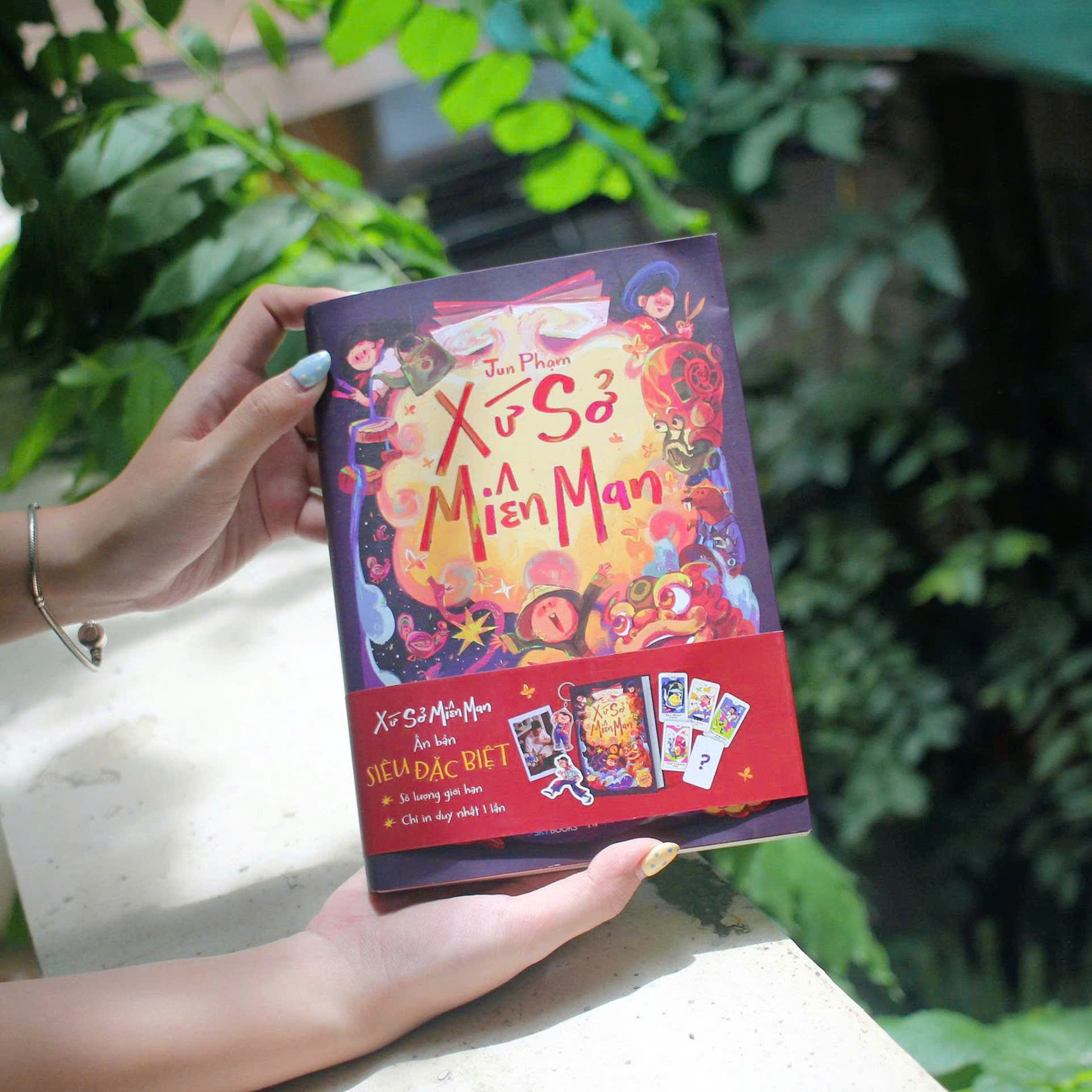 Xu So Mien Man - Ban Sieu Dac Biet - Tang Kem 1 Bookmark + 1 Postcard Hinh Tac Gia + 1 Moc Khoa Nhua Nhan Vat + 4 The Bai Tarot + 1 The Bai Tarot Limited Ngau Nhien + 1 Dai Sach - Doc Quyen Fahasa