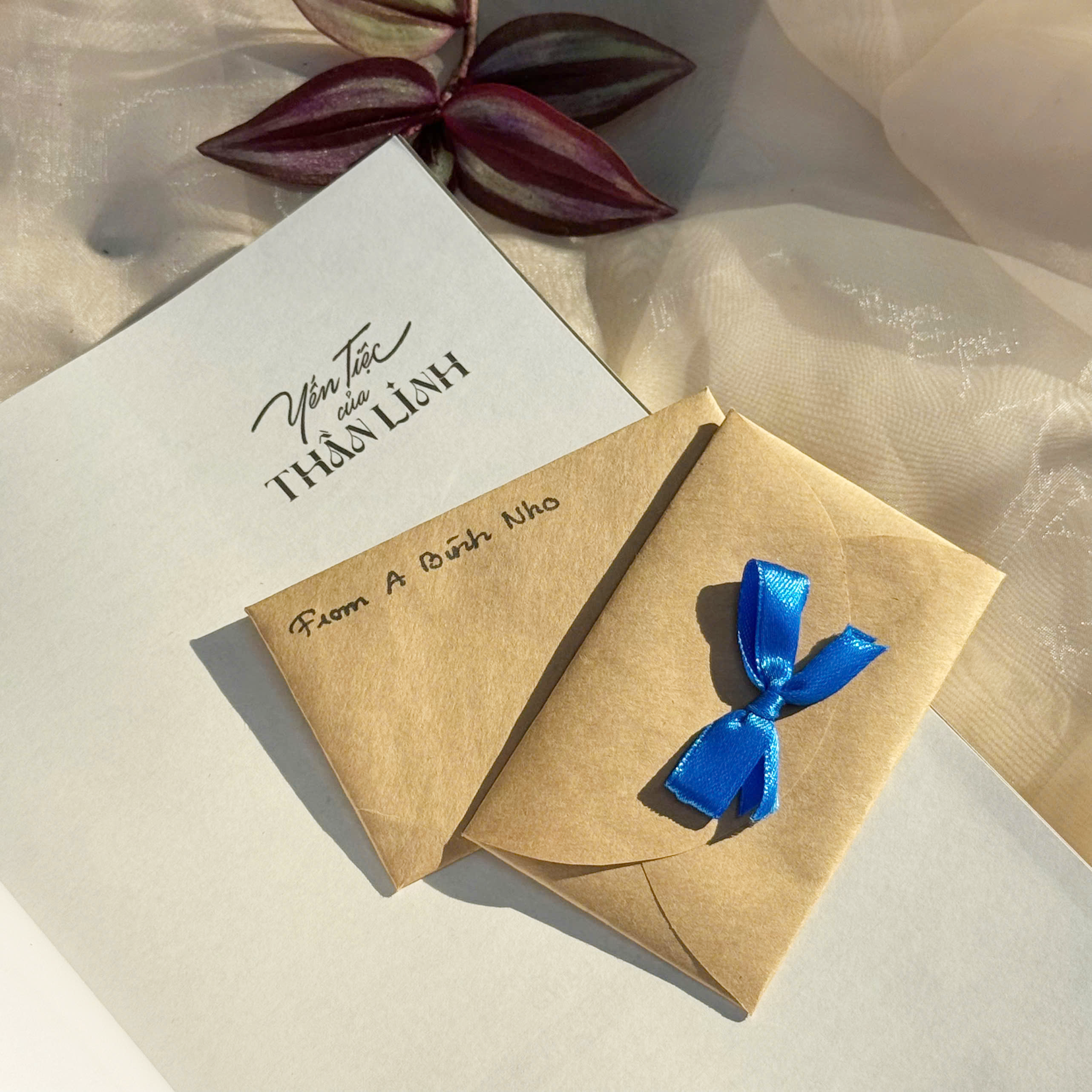 Yen Tiec Cua Than Linh - Ban Dac Biet - Tang Kem Bookmark Nam Cham